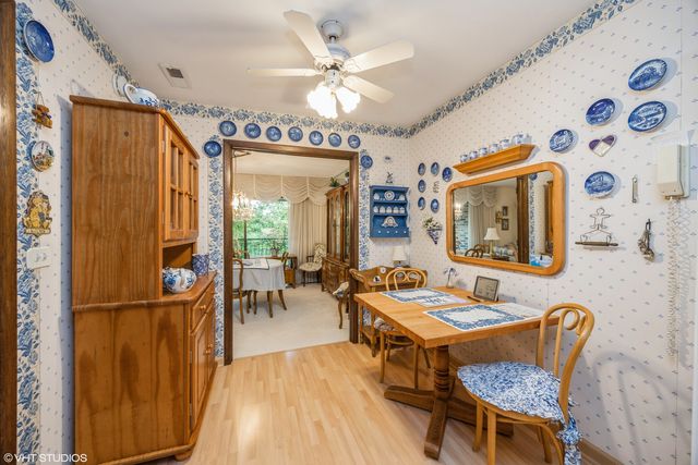 301 Lake Hinsdale Drive 404, Willowbrook, IL 60527