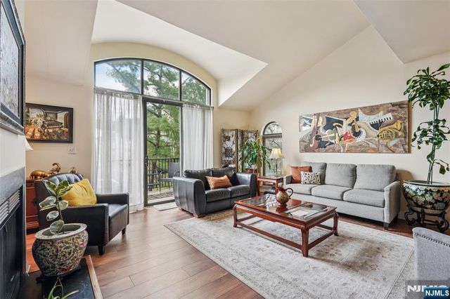 2 Carlyle Court, Teaneck, NJ 07666