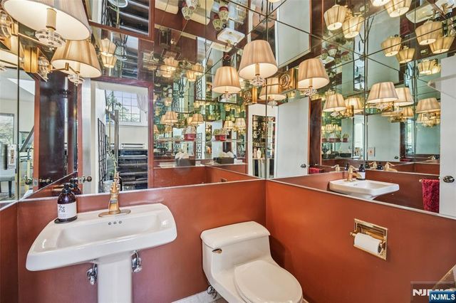 2 Carlyle Court, Teaneck, NJ 07666