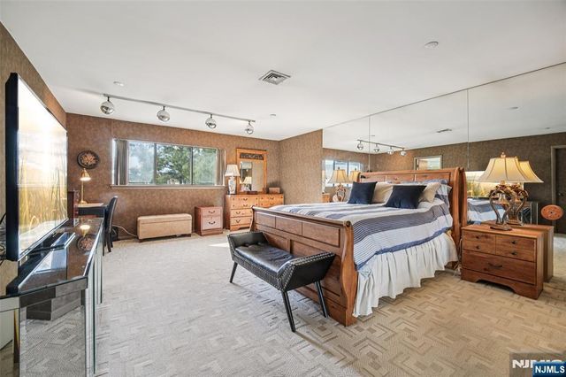 2 Carlyle Court, Teaneck, NJ 07666