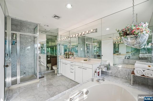 2 Carlyle Court, Teaneck, NJ 07666