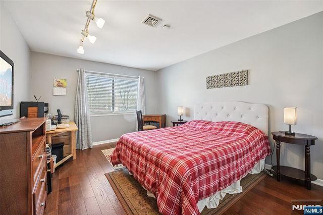 2 Carlyle Court, Teaneck, NJ 07666