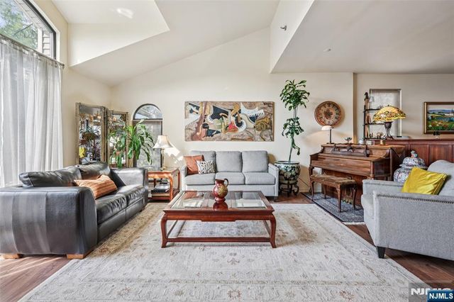 2 Carlyle Court, Teaneck, NJ 07666