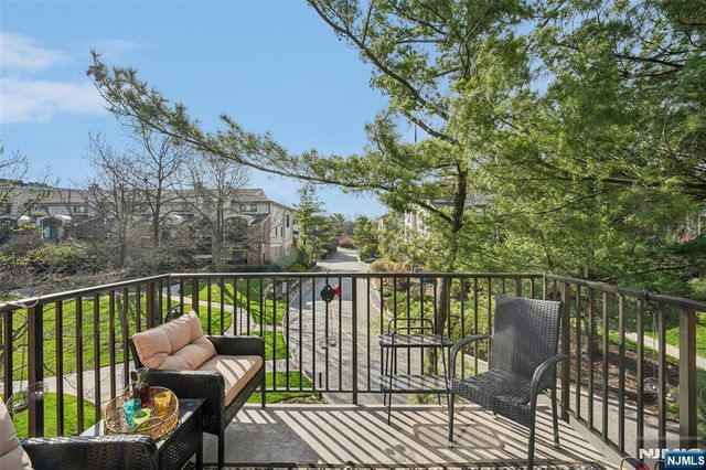 2 Carlyle Court, Teaneck, NJ 07666