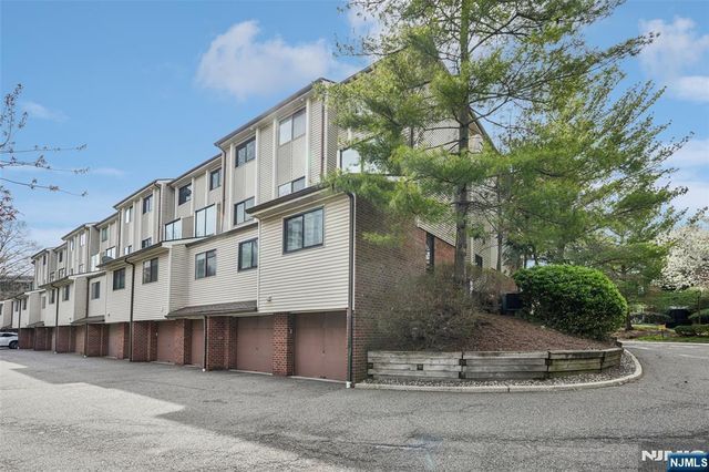 2 Carlyle Court, Teaneck, NJ 07666