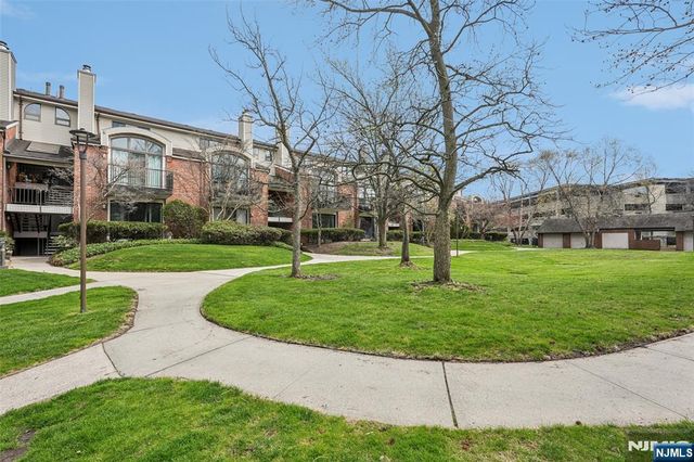 2 Carlyle Court, Teaneck, NJ 07666