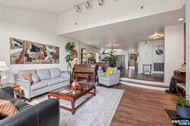 2 Carlyle Court, Teaneck, NJ 07666