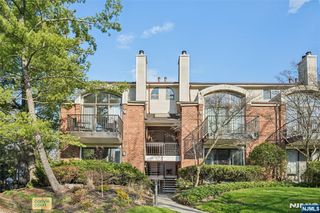2 Carlyle Court, Teaneck, NJ 07666
