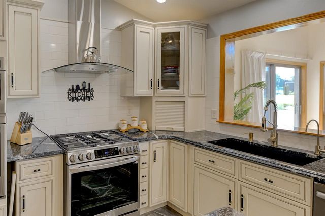 3129 HONEY CREEK COURT, Oshkosh, WI 54904