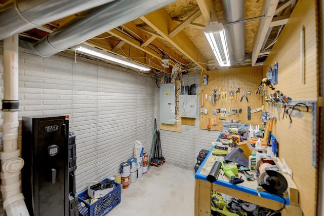 3129 HONEY CREEK COURT, Oshkosh, WI 54904