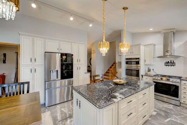 3129 HONEY CREEK COURT, Oshkosh, WI 54904