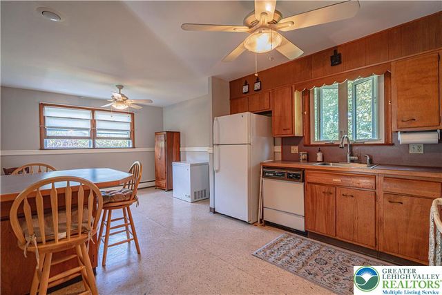 1560 Chaucer Lane, Bethlehem City, PA 18017