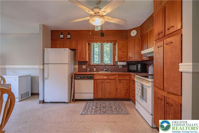 1560 Chaucer Lane, Bethlehem City, PA 18017