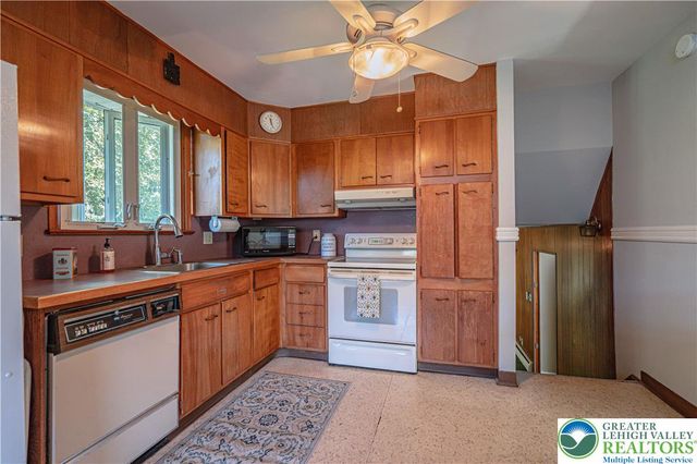 1560 Chaucer Lane, Bethlehem City, PA 18017