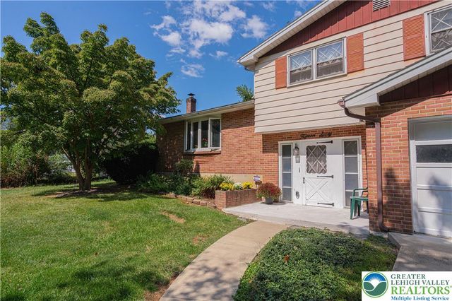 1560 Chaucer Lane, Bethlehem City, PA 18017