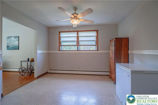 1560 Chaucer Lane, Bethlehem City, PA 18017