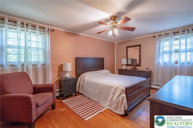 1560 Chaucer Lane, Bethlehem City, PA 18017