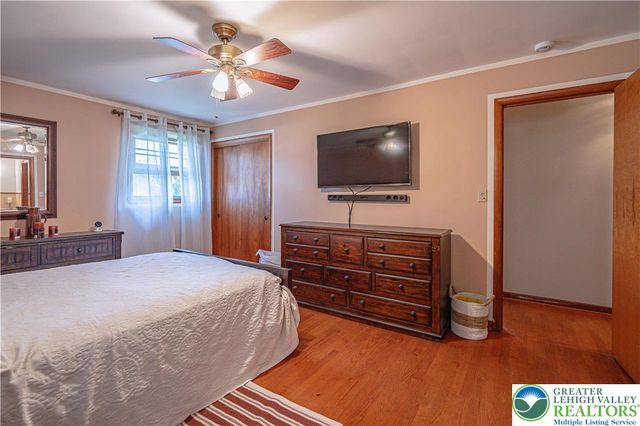 1560 Chaucer Lane, Bethlehem City, PA 18017