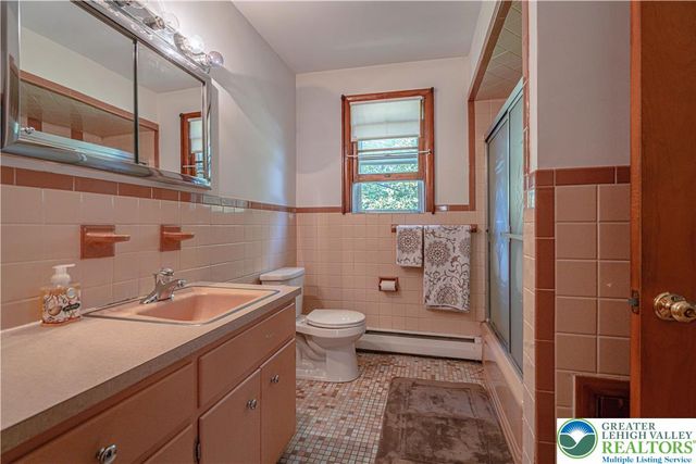 1560 Chaucer Lane, Bethlehem City, PA 18017