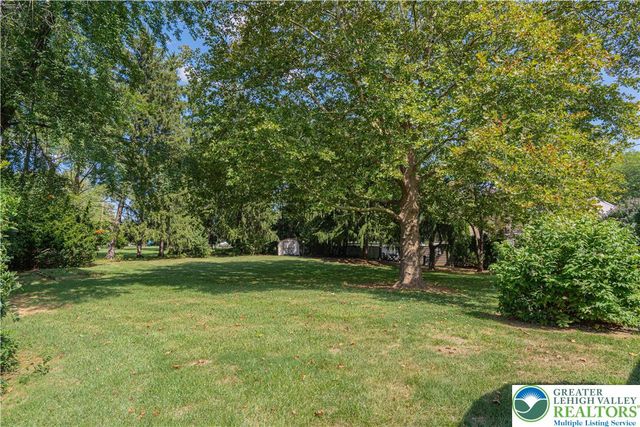 1560 Chaucer Lane, Bethlehem City, PA 18017