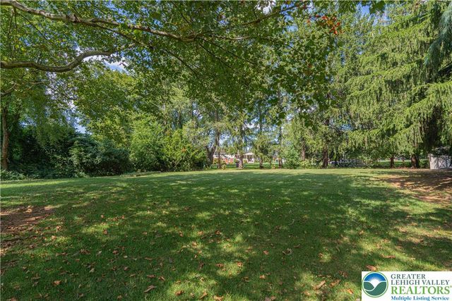 1560 Chaucer Lane, Bethlehem City, PA 18017