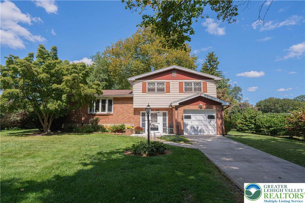 1560 Chaucer Lane, Bethlehem City, PA 18017