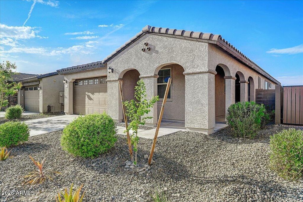 Image 2 of property listing at 1642 W MONTE Way, Phoenix, AZ 85041