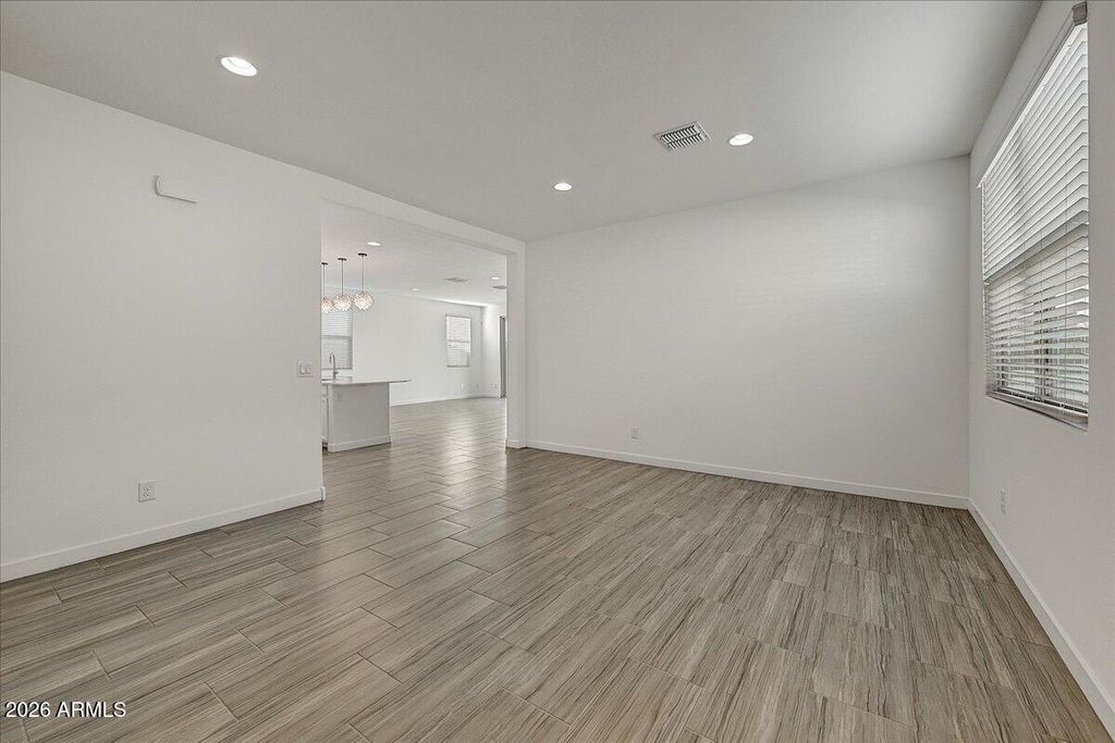 Image 3 of property listing at 1642 W MONTE Way, Phoenix, AZ 85041