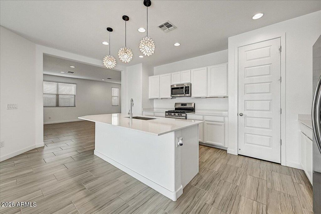 Image 5 of property listing at 1642 W MONTE Way, Phoenix, AZ 85041