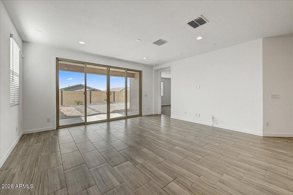 Image 6 of property listing at 1642 W MONTE Way, Phoenix, AZ 85041