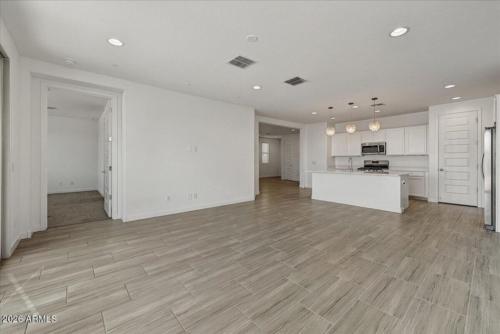 Image 8 of property listing at 1642 W MONTE Way, Phoenix, AZ 85041