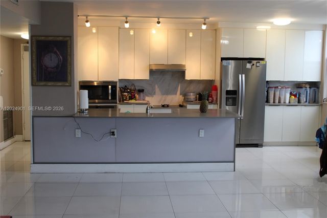 4200 Hillcrest Dr 820, Hollywood, FL 33021