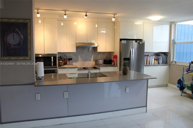 4200 Hillcrest Dr 820, Hollywood, FL 33021