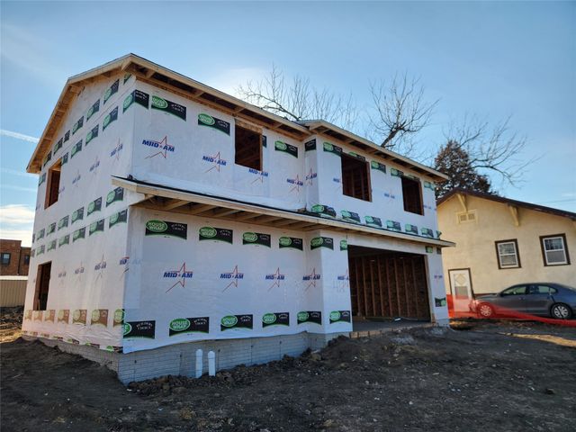 411 N 3rd Avenue E, Newton, IA 50208