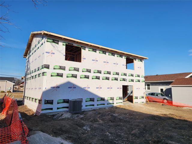 411 N 3rd Avenue E, Newton, IA 50208