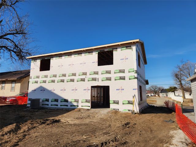 411 N 3rd Avenue E, Newton, IA 50208