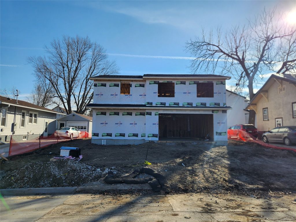 411 N 3rd Avenue E, Newton, IA 50208