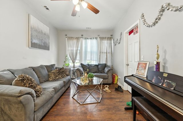 8253 S Brandon Avenue, Chicago, IL 60617