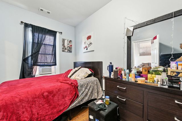 8253 S Brandon Avenue, Chicago, IL 60617