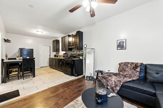 8253 S Brandon Avenue, Chicago, IL 60617