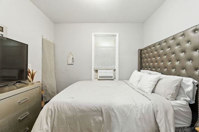 8253 S Brandon Avenue, Chicago, IL 60617