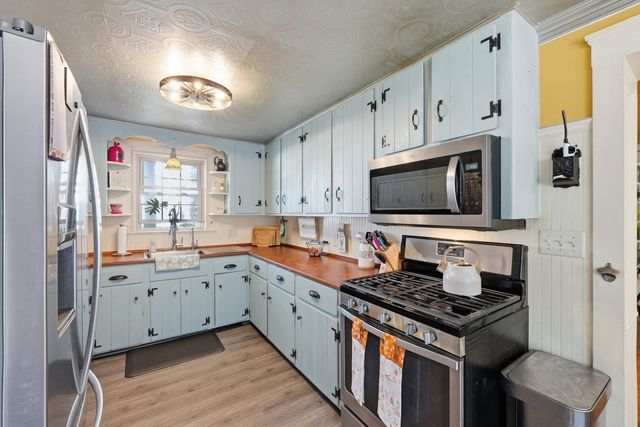 9 Waters St, Millbury, MA 01527