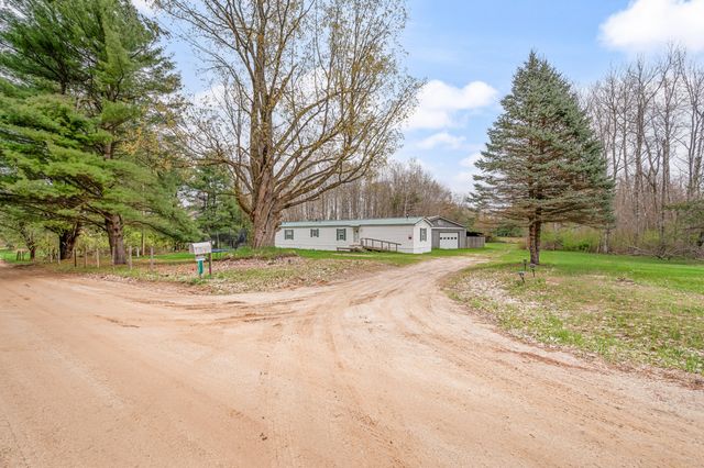 22132 15th Ave, Sears, MI 49679