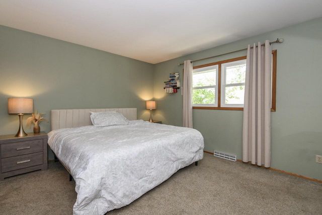 2002 Dixie DRIVE, Waukesha, WI 53189