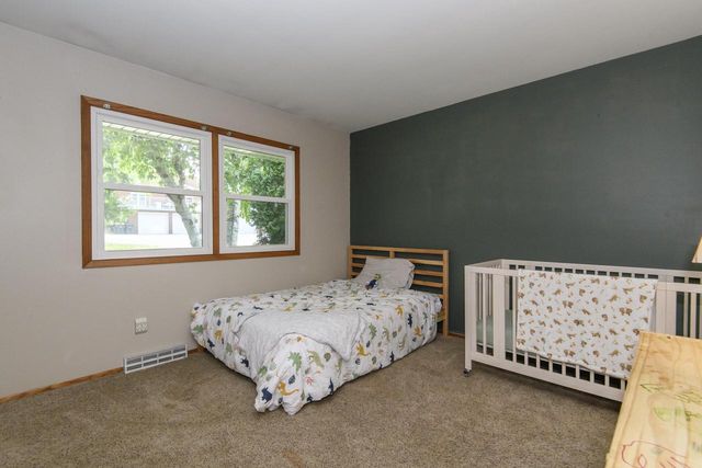 2002 Dixie DRIVE, Waukesha, WI 53189