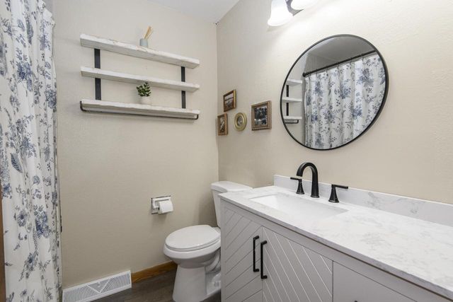 2002 Dixie DRIVE, Waukesha, WI 53189