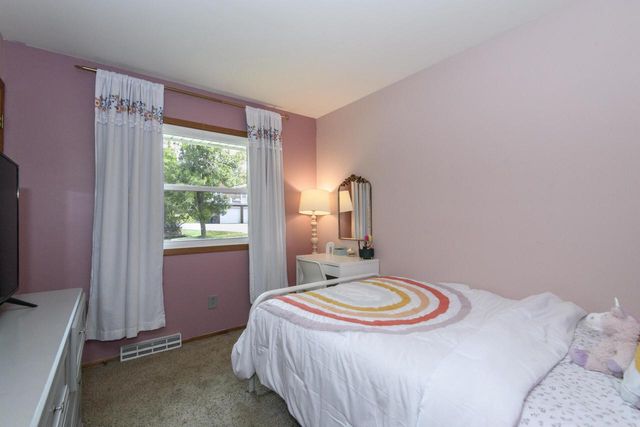 2002 Dixie DRIVE, Waukesha, WI 53189