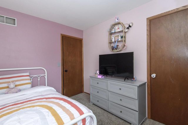 2002 Dixie DRIVE, Waukesha, WI 53189