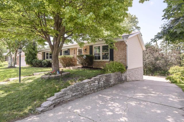 2002 Dixie DRIVE, Waukesha, WI 53189