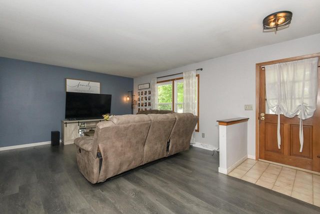 2002 Dixie DRIVE, Waukesha, WI 53189